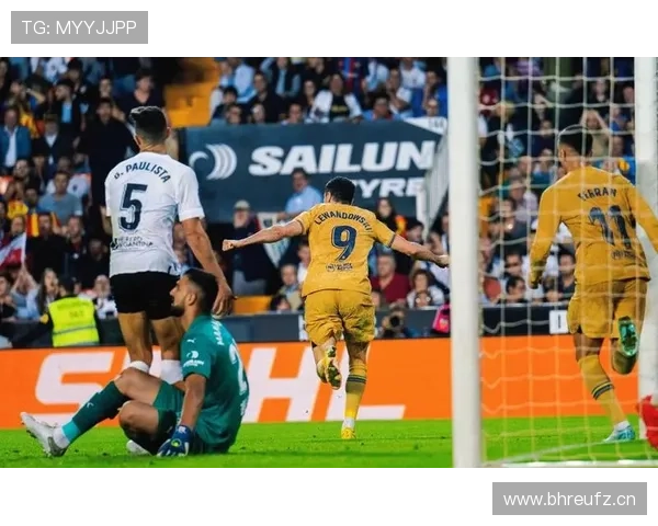 莱万与卡瓦尼：终结效率与体系适配差异对比