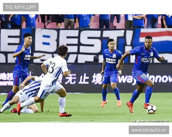 申花高层震怒！战术摇摆引发球迷不满，谁在拖垮上海王牌？