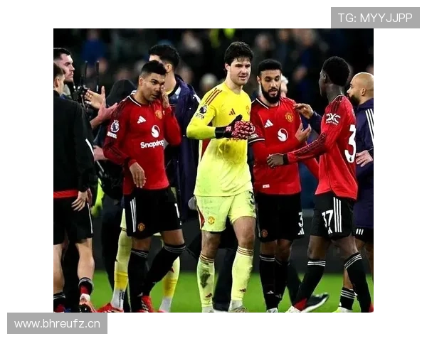 曼联转会策略争议显现,对球队长期竞争力建设形成考验 曼联转会策略争议显现,对球队长期竞争力建设形成考验